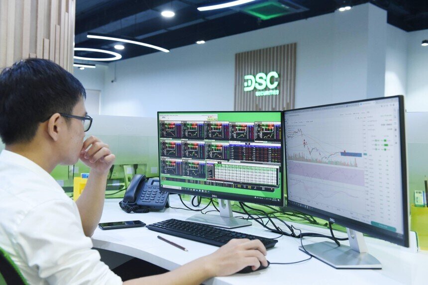 VN-Index bất ngờ lao dốc, có nên 'bắt đáy' sớm?