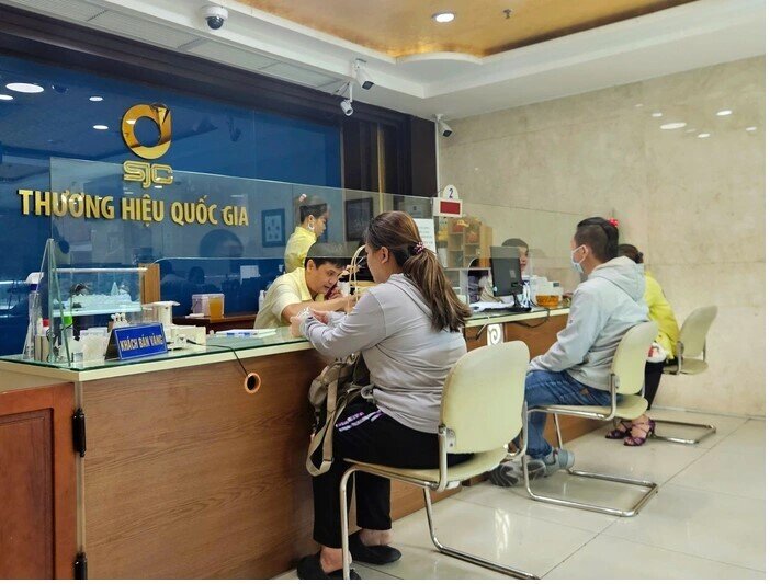 Giá vàng tiếp tục giảm sâu, công ty SJC tạm ngừng giao dịch vàng miếng, vàng nhẫn