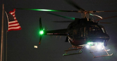 Ông Maduro và vợ xuống máy bay tại New York