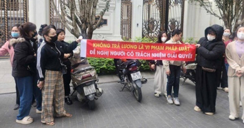 Biệt thự Hoàng Hường “náo loạn”: Công nhân vây kín cổng đòi hàng chục triệu tiền lương