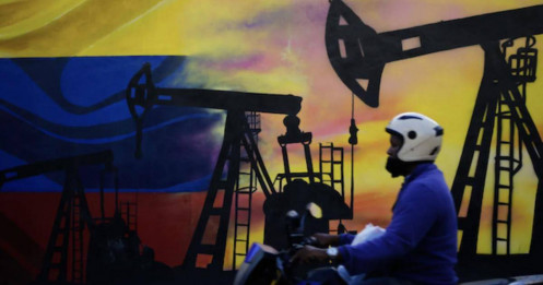 Thị trường dầu mỏ “dậy sóng”, giá tăng hơn 1 USD/thùng trước nguy cơ biến động từ Venezuela