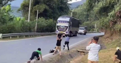 'Trẻ con lao ra đường nhảy múa theo tiếng còi xe - hậu quả của TikTok'