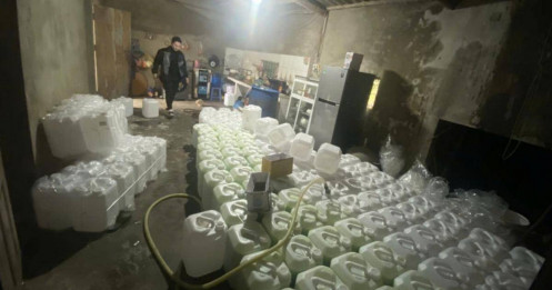 Phát hiện và xử lý cơ sở kinh doanh 880 lít rượu hương cốm không rõ nguồn gốc