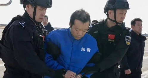 Hé lộ hình ảnh ông trùm Trần Chí bị áp giải về Trung Quốc