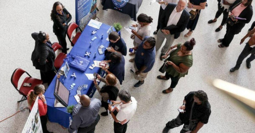 Thị trường lao động Mỹ chững lại: Fed có còn dư địa hạ lãi suất?