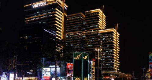 Khi TP.HCM lên đèn, dân văn phòng Viettel, VPBank, JP Morgan vẫn miệt mài làm việc