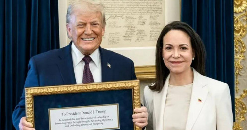 Được tặng huy chương Nobel, ông Trump đáp lễ bằng chiếc túi