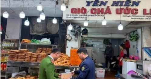Rùng mình: Phát hiện cơ sở giò chả ở phố cổ Hà Nội dùng chất cấm, tuồn ra thị trường 300 tấn suốt 3 năm