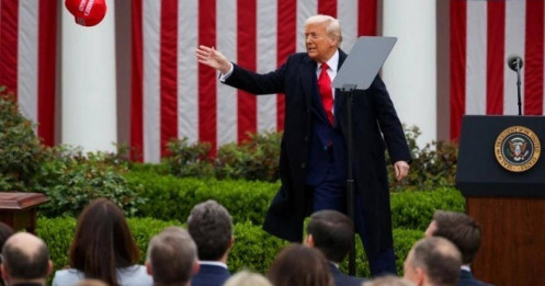 Ông Trump 'xoay như chong chóng'