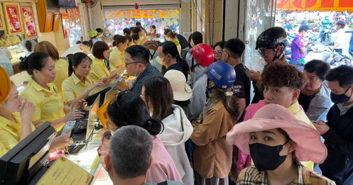 “Mua vàng trên giấy”: Rủi ro hay chiến lược chốt giá của người nhiều tiền?