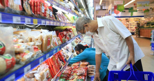 Vì sao tiêu dùng Việt Nam chậm lại? VinaCapital chỉ ra “nút thắt” tiết kiệm và triển vọng 2026