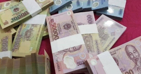 VN-Index lập đỉnh, quỹ đầu tư bất ngờ tăng tiền mặt và rút vốn mạnh chưa từng thấy