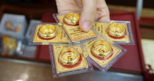Vàng tăng không phanh, 1 chỉ cán mốc 18,06 triệu đồng