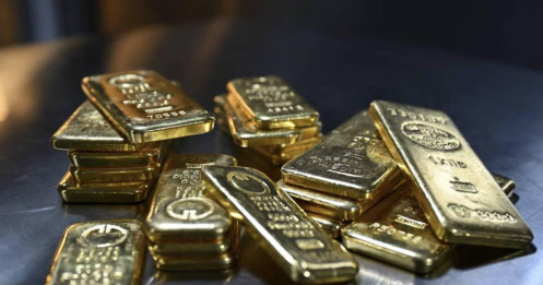 Giá vàng tiến gần mốc 5.600 USD/ounce khi các nhà đầu tư tìm kiếm nơi trú ẩn an toàn, trong khi giá bạc hướng tới mốc 120 USD