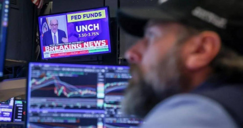 S&P 500 vượt mốc 7,000 điểm trong chốc lát