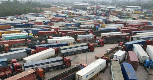 Hải quan hỏa tốc trực 24/7 “giải cứu” hàng thực phẩm ùn ứ