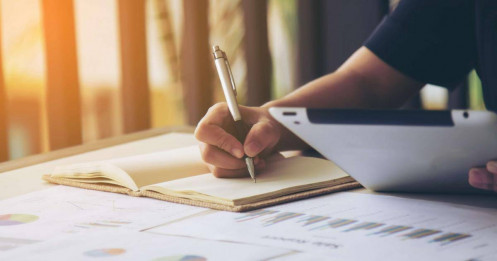 Thế giới này không hề thiếu tiền - Chỉ thiếu những người chịu bắt tay vào làm (Grant Cardone)