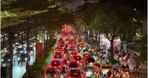 'Đánh vật' với tắc đường Hà Nội ngày cận Tết