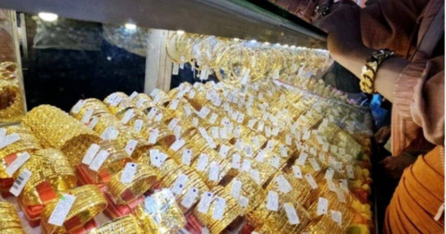 Giá vàng trong nước neo đỉnh dù giá thế giới lao dốc