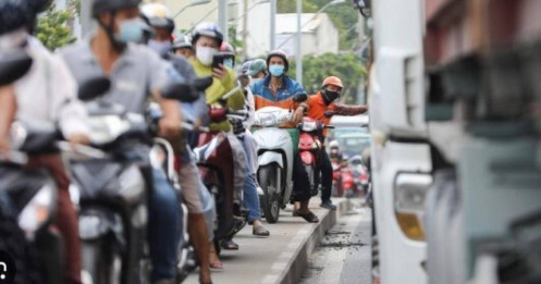 Đi làm 30 km bằng xe máy vì không dám lái ôtô vào nội thành Hà Nội