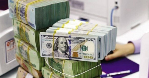 Lãi suất qua đêm “rơi tự do” về 4%, USD liên ngân hàng bất ngờ tăng vọt