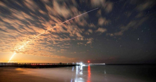 Cuộc đua lên Mặt Trăng của Elon Musk và Jeff Bezos