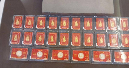 Người dân TPHCM đổ xô mua vàng, bạc, gửi tiết kiệm ngay ngày làm việc đầu năm