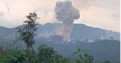 Nhà máy hóa chất bất ngờ phát nổ giữa trưa, hiện trường khói bốc cao hàng chục mét