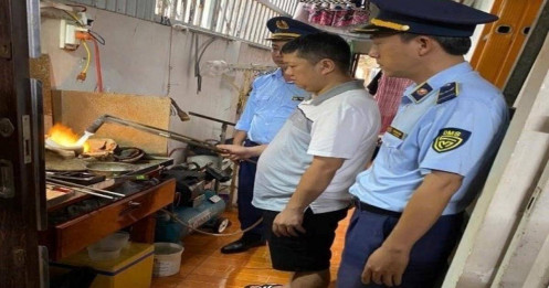 Một tiệm vàng bị buộc tiêu hủy 3 vòng tay vàng vì giả nhãn hiệu