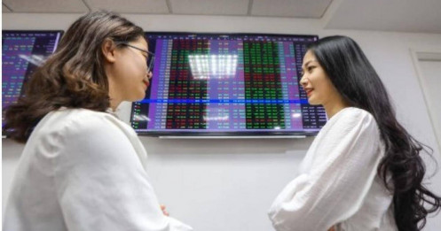 Tiền gửi hấp dẫn hơn, vì sao dòng tiền vẫn ở lại chứng khoán?
