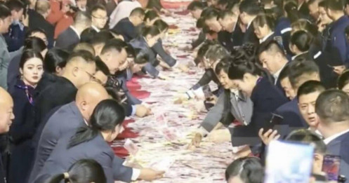 7.000 nhân viên đếm tiền mỏi tay, ông chủ Trung Quốc tuyên bố sốc: “Đếm được bao nhiêu mang về hết”