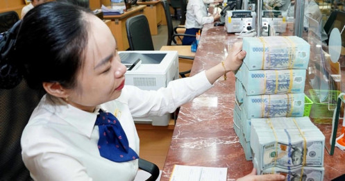 Tiết kiệm tăng, lãi vay nhấp nhổm