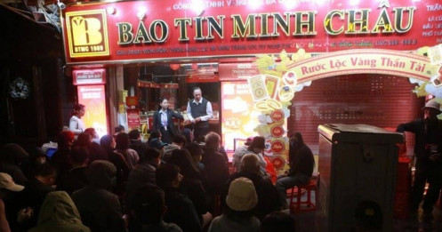 Nhiều năm giữ thói quen mua vàng vía Thần Tài, cụ bà gần 80 tuổi than giá vàng cao quá