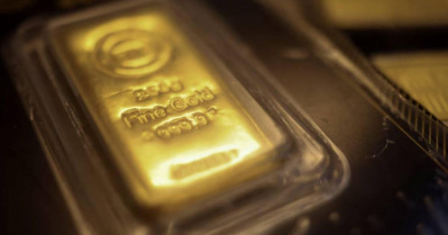 Giá vàng tăng do đồng đô la suy yếu; cuộc đàm phán Iran-Mỹ thu hút sự chú ý