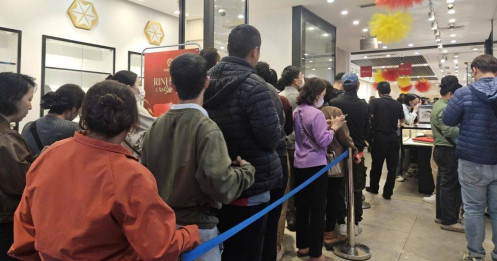 Giá vàng cao, nhiều người chuyển sang mua bạc trong ngày vía Thần Tài