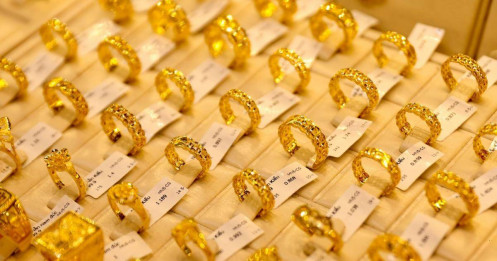 Vàng rơi khỏi mốc 5.000 USD, thị trường trong nước giảm sốc