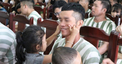 Gửi tiền cho phạm nhân qua mã QR: Tiện người nhà, rảnh cán bộ