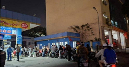 Nghe tin xăng sắp tăng mạnh, dân Hà Nội kéo nhau đi đổ xăng lúc nửa đêm