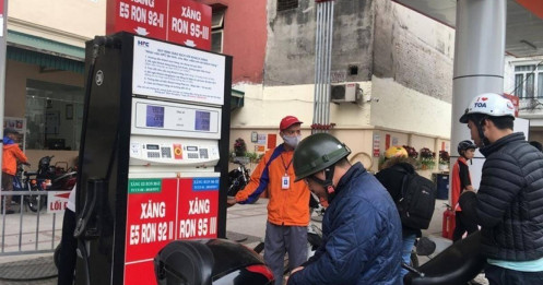 Eo biển Hormuz "dậy sóng", túi tiền người tiêu dùng Việt Nam cũng "bốc hơi"