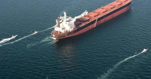 Iran thách Mỹ điều chiến hạm đến eo biển Hormuz