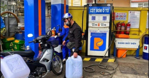 Xuất hiện tình trạng người dân Campuchia, Lào sang Việt Nam mua xăng dầu