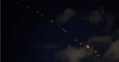 Tân lãnh tụ vừa lên nắm quyền, Iran liền phóng loạt tên lửa mới vào Israel