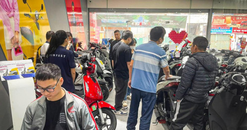 Giá xăng tăng cao, nhiều người đổ xô tìm mua xe điện