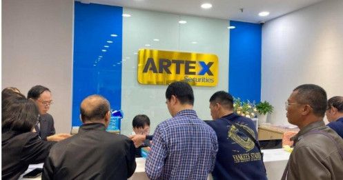 Nhà đầu tư đổ về trụ sở làm thủ tục khi FLC mở lại giao dịch