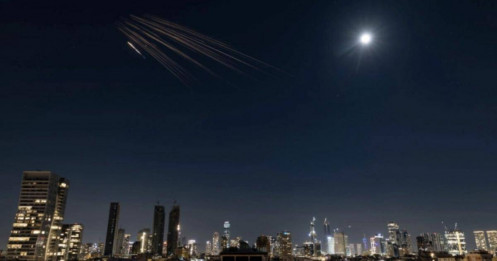 Israel cáo buộc Iran đã phóng hơn 100 tên lửa mang đầu đạn chùm