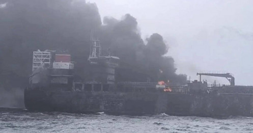 Tàu hàng trúng đạn, bốc cháy dữ dội ở eo biển Hormuz giữa căng thẳng Mỹ - Iran