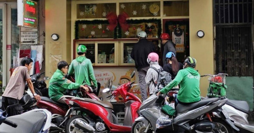 Xăng sát mốc 30.000 đồng/lít, Grab và Be ra thông báo gấp trong đêm