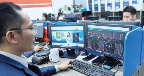 Chứng khoán Việt tìm điểm cân bằng trong "bão dầu"