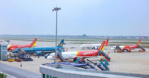 Giá dầu lập đỉnh, cổ phiếu hàng không tìm đáy