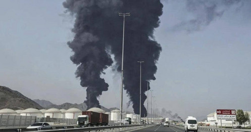 Cảng dầu Fujairah bốc cháy sau vụ drone tấn công, tuyến xuất khẩu né Hormuz của UAE tê liệt